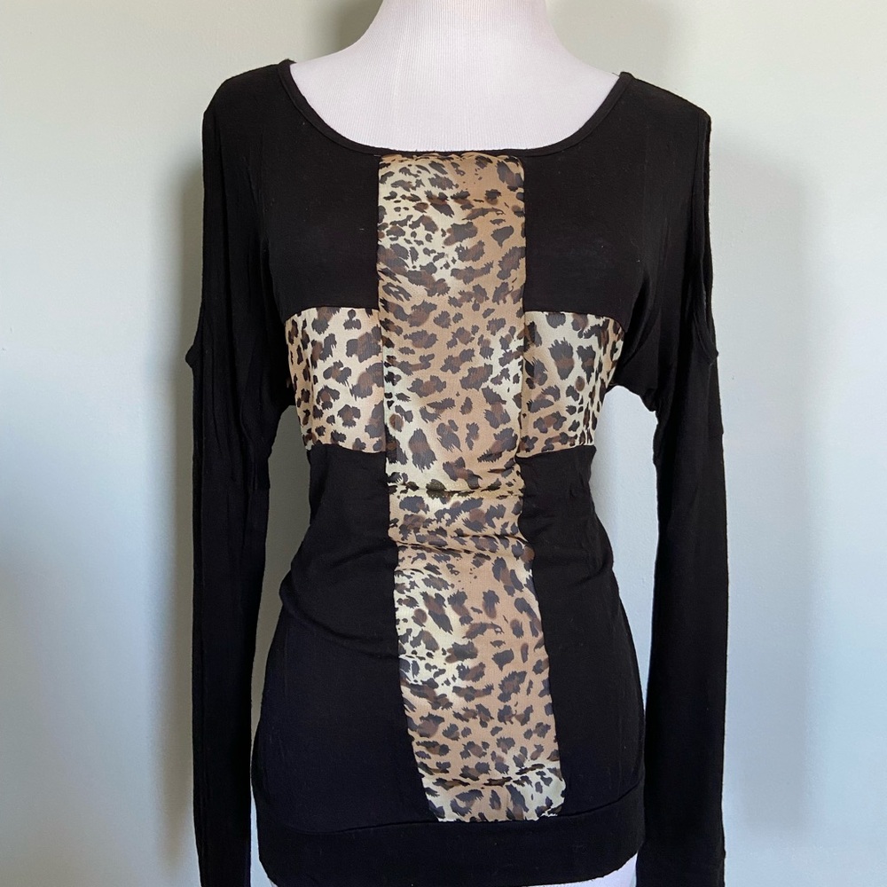 Wet seal Black long sleeve shoulder exposed leopard print cross shirt